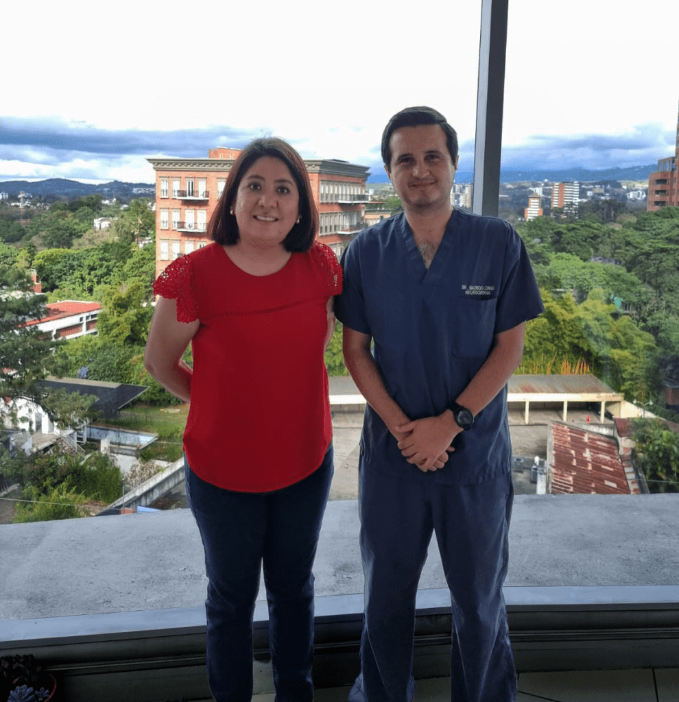 En fotografía Ana y Dr. Mauricio Longo - Neurocirujano con subespecialidad en Neurocirugía Vascular 