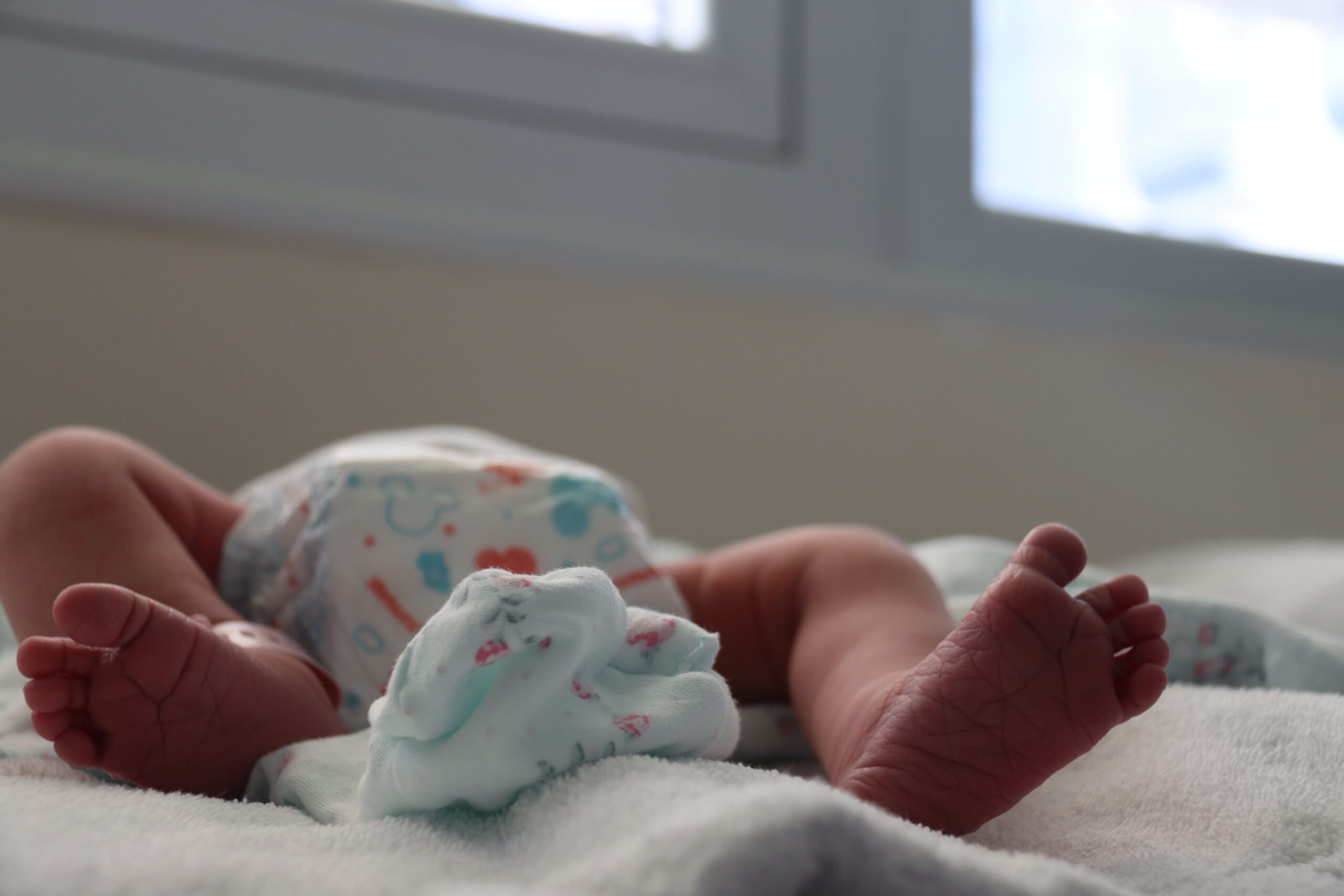 cambiando el pañal del bebé en sala cuna UMI Hospital El Pilar